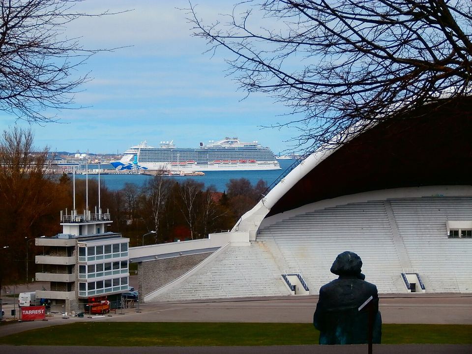 Fotoğraf: Regal Princess at Pier 27 in Port of Tallinn Tallinn Song Festival Grounds Tallinn 16 May 2017