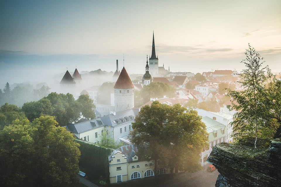 Fotoğraf: Tallinna vanalinn päikesetõusu ajal