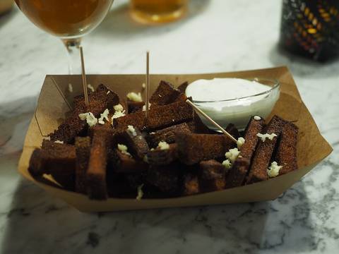Fotoğraf: Estonian rye bread sticks at restaurant 100 õlle koht