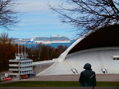 Fotoğraf: Regal Princess at Pier 27 in Port of Tallinn Tallinn Song Festival Grounds Tallinn 16 May 2017